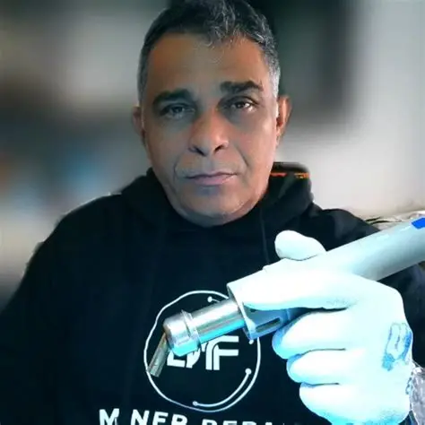 Franklin López, especialista en reparación de minería de criptomonedas, mostrando el uso de un maneral de estación de calor para microsoldadura en hashboards ASIC.