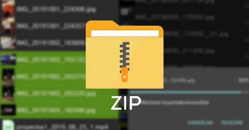 Carpeta ZIP para descarga con fondo de archivos desenfocados