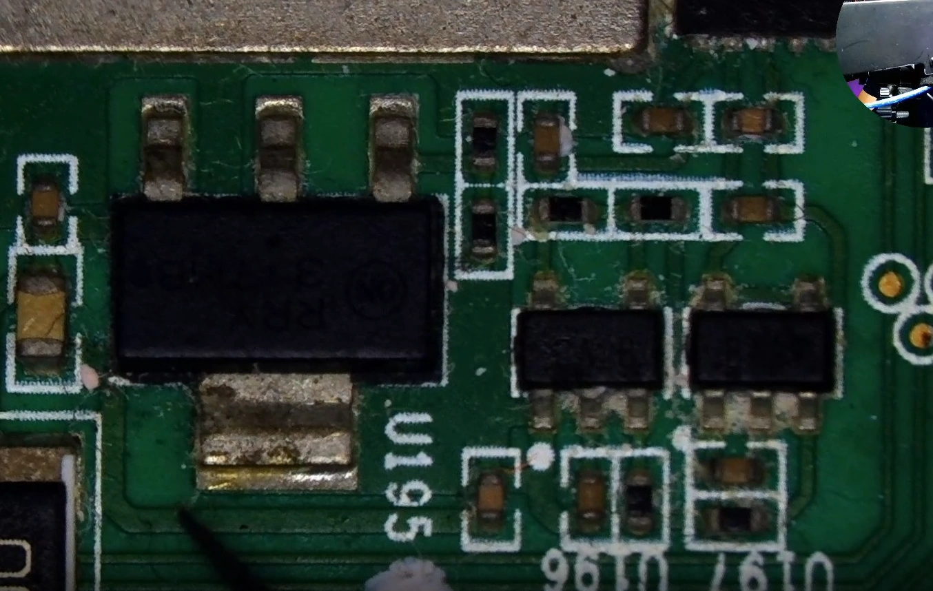 Conjunto de tres reguladores de voltaje en hashboard Antminer S19