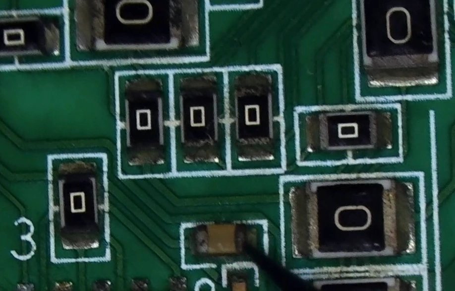 Resistencias y condensadores cerámicos SMD en hashboard Antminer S19