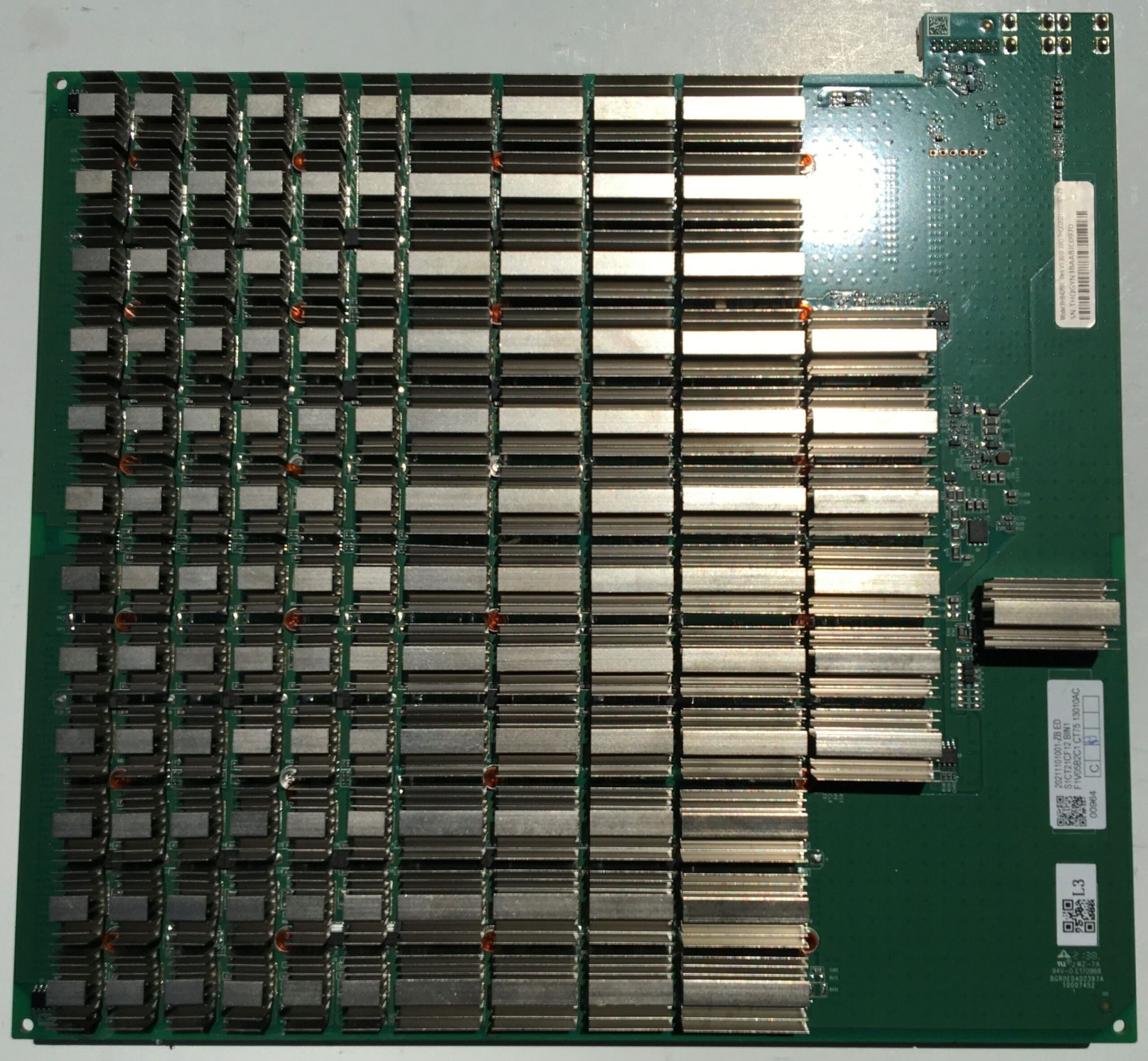 Hashboard Antminer S19 con disipadores soldados reparación ASIC